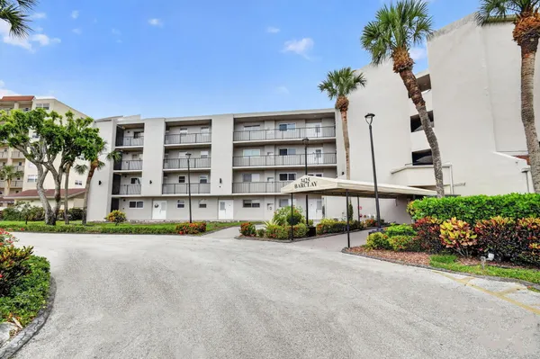 Property Slideshow image 2 of 48 | 3425 via poinciana 403, Lake Worth, FL, 33467