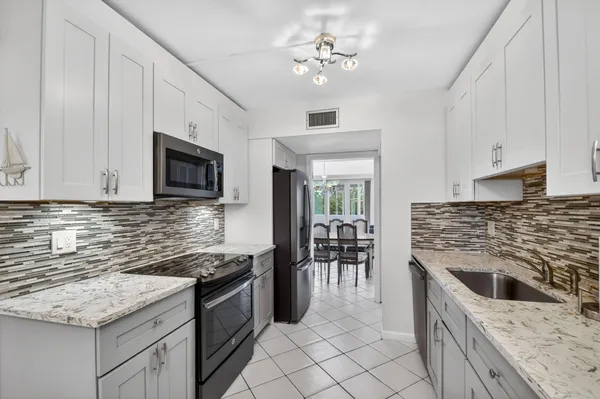 Property Slideshow image 3 of 48 | 3425 via poinciana 403, Lake Worth, FL, 33467