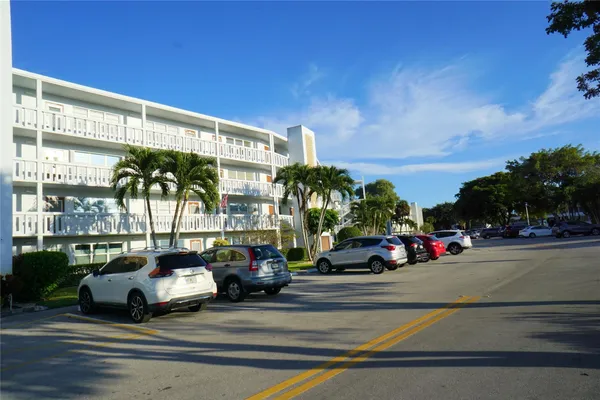 Property Slideshow image 2 of 50 | 4029 newport 4029, Deerfield Beach, FL, 33442