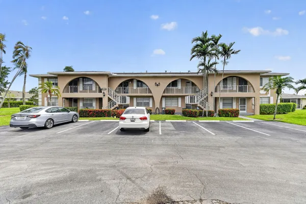 Property Slideshow image 2 of 36 | 13837 via flora e, Delray Beach, FL, 33484