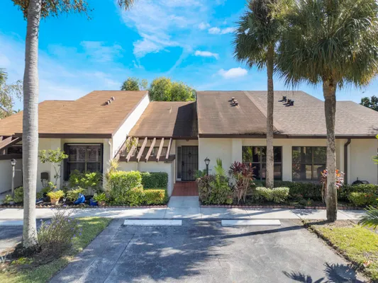 Property Slideshow image 2 of 27 | 3928 vine trl b, Lake Worth, FL, 33467