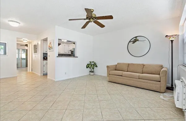 Property Slideshow image 2 of 13 | 98 e cambridge e, West Palm Beach, FL, 33417