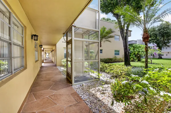 Property Slideshow image 3 of 76 | 506 e capri rd 506, Delray Beach, FL, 33484