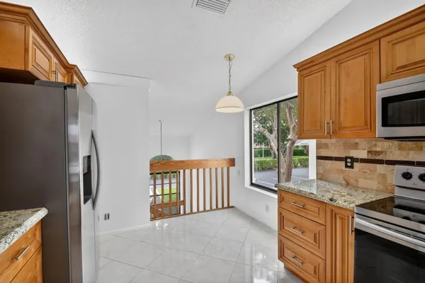 Property Slideshow image 3 of 80 | 10231 n circle lake dr 201, Boynton Beach, FL, 33437