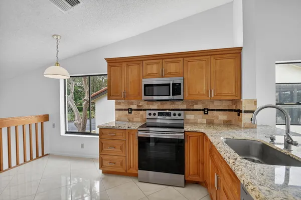 Property Slideshow image 2 of 80 | 10231 n circle lake dr 201, Boynton Beach, FL, 33437