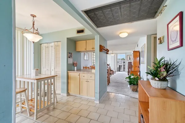 Property Slideshow image 3 of 45 | 901 colony point cir 523, Pembroke Pines, FL, 33026