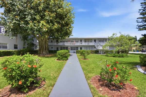 Property Slideshow image 3 of 42 | 98 e cambridge e, West Palm Beach, FL, 33417