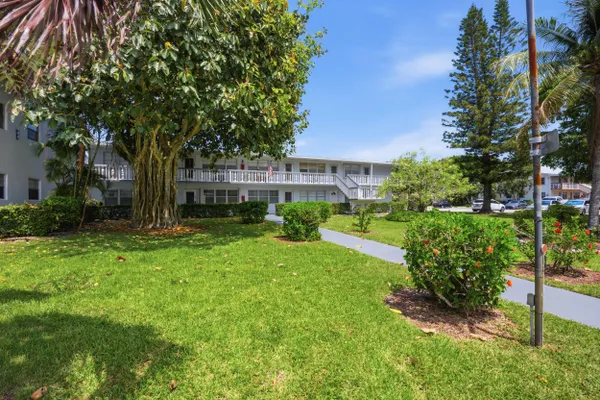 Property Slideshow image 2 of 42 | 98 e cambridge e, West Palm Beach, FL, 33417