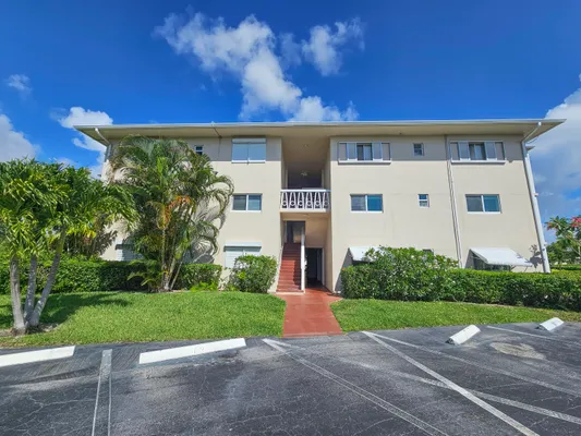 Property Slideshow image 2 of 21 | 2562 garden dr 202, Lake Worth Beach, FL, 33461