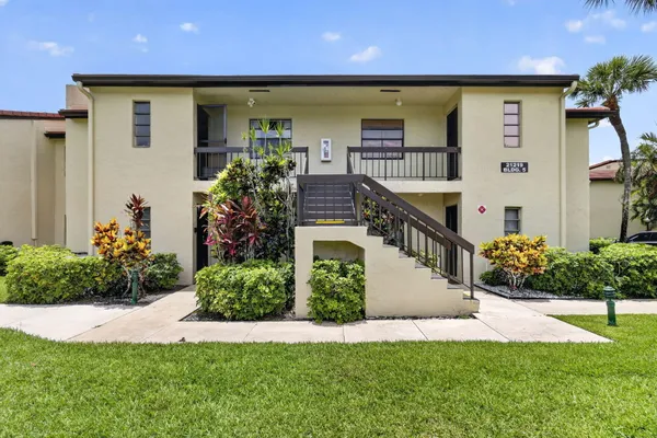 Property Slideshow image 2 of 72 | 21219 lago cir 5j, Boca Raton, FL, 33433