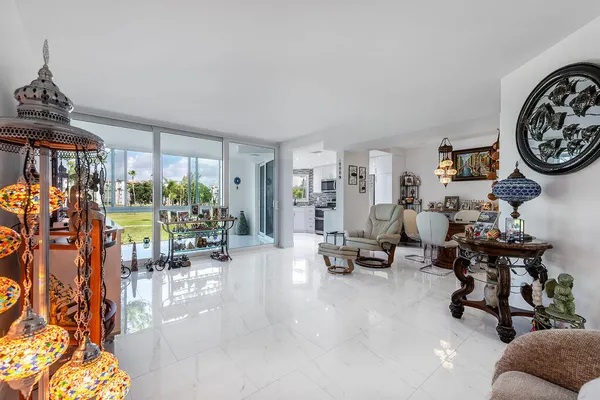 Property Slideshow image 2 of 35 | 3661 via poinciana 206, Lake Worth, FL, 33467