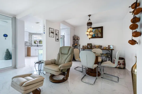 Property Slideshow image 3 of 35 | 3661 via poinciana 206, Lake Worth, FL, 33467