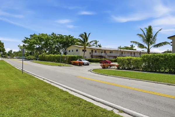 Property Slideshow image 2 of 37 | 7505 nw 5th pl 203, Margate, FL, 33063