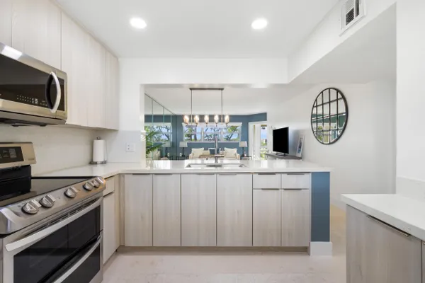 Property Slideshow image 2 of 11 | 3654 via poinciana 603, Lake Worth, FL, 33467