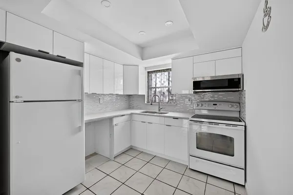 Property Slideshow image 3 of 16 | 2965 crosley dr b, West Palm Beach, FL, 33415