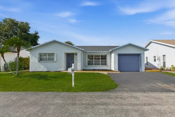 Property Slideshow image 3 of 34 | 7198 e pine forest cir cir, Lake Worth, FL, 33467