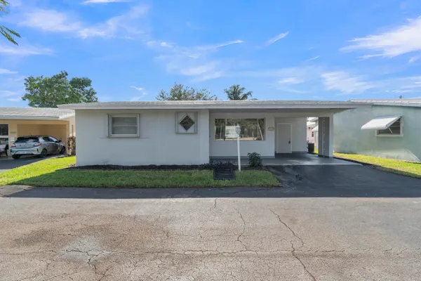 Property Slideshow image 2 of 38 | 3240 sheridan ln 117, Hollywood, FL, 33021