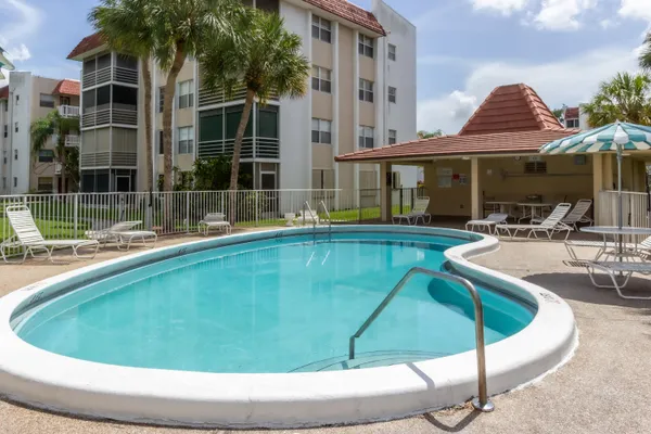 Property Slideshow image 3 of 22 | 3531 inverrary dr h406, Lauderhill, FL, 33319