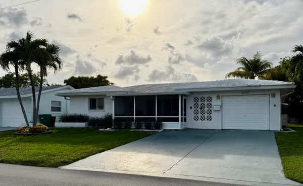 Property Slideshow image 2 of 35 | 4927 nw 47th ter, Tamarac, FL, 33319