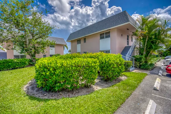 Property Slideshow image 2 of 18 | 18081 se country club dr 26, Jupiter, FL, 33469