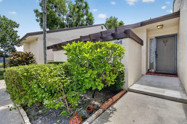 Property Slideshow image 2 of 35 | 3924 san anselmo dr b, Lake Worth, FL, 33467
