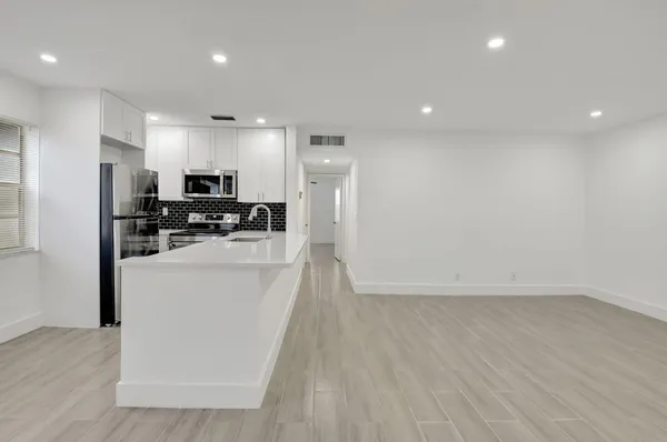 Property Slideshow image 3 of 29 | 126 burgundy c, Delray Beach, FL, 33484