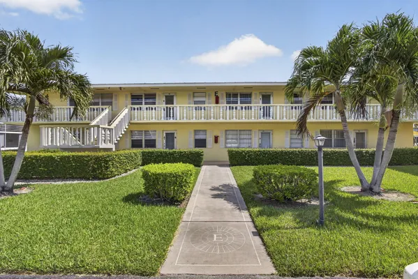 Property Slideshow image 2 of 44 | 111 sheffield e, West Palm Beach, FL, 33417