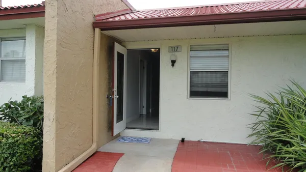 Property Slideshow image 2 of 37 | 117 golden river dr, West Palm Beach, FL, 33411
