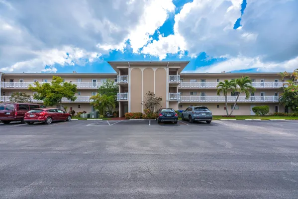 Property Slideshow image 2 of 35 | 2615 garden dr 307, Lake Worth, FL, 33461