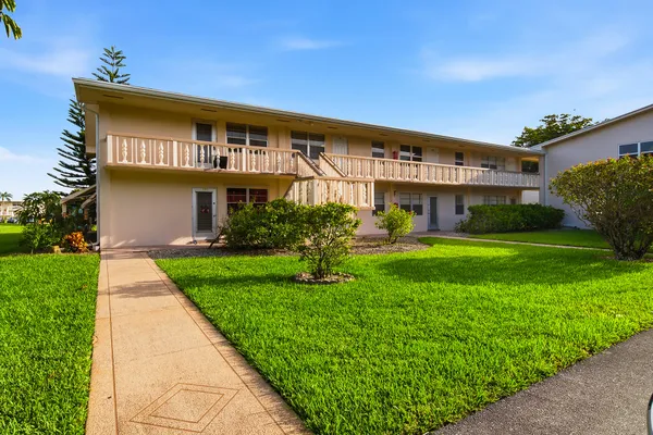 Property Slideshow image 3 of 25 | 142 norwich f f, West Palm Beach, FL, 33417