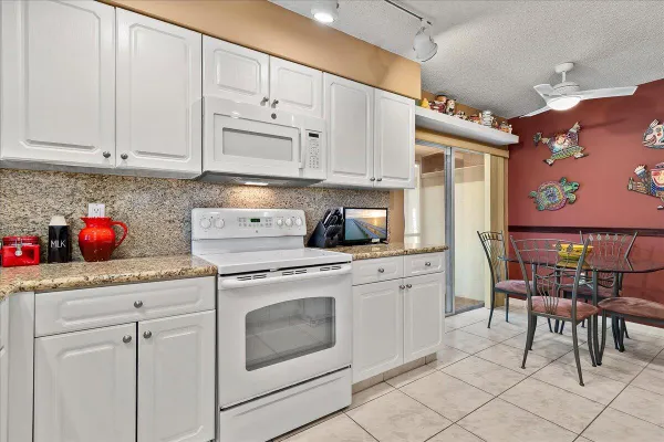 Property Slideshow image 2 of 35 | 9927 seacrest cir 102, Boynton Beach, FL, 33437