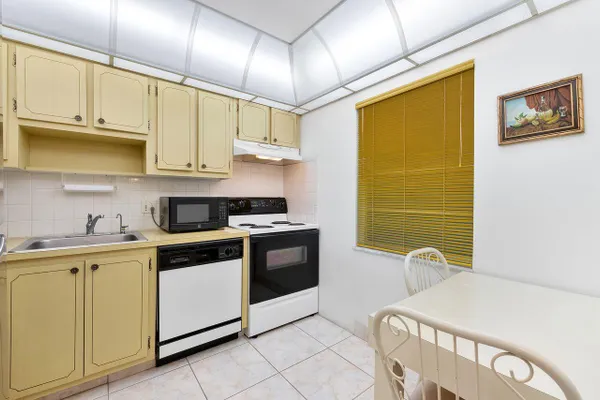 Property Slideshow image 3 of 34 | 7807 golf cir dr 308, Margate, FL, 33063