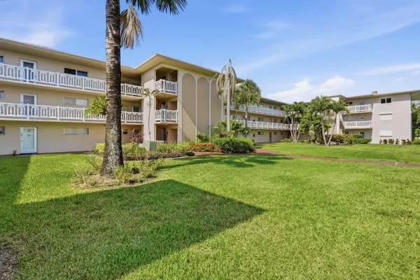 Property Slideshow image 2 of 24 | 2606 garden dr 305, Lake Worth, FL, 33461