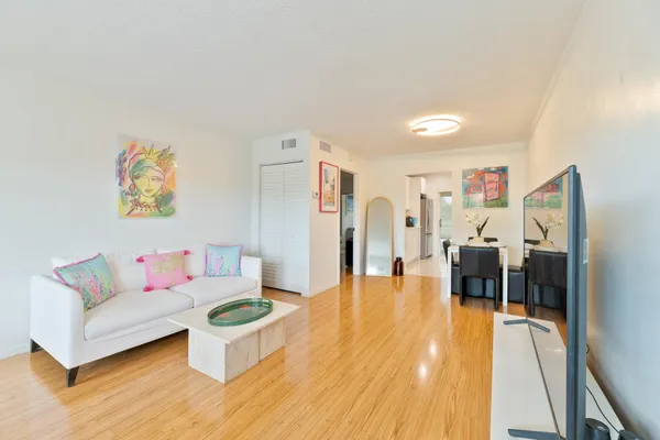 Property Slideshow image 2 of 25 | 32 abbey ln 205, Delray Beach, FL, 33446
