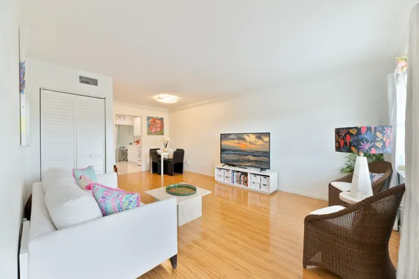 Property Slideshow image 3 of 25 | 32 abbey ln 205, Delray Beach, FL, 33446