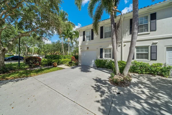 Property Slideshow image 2 of 39 | 2117 tigris dr, West Palm Beach, FL, 33411