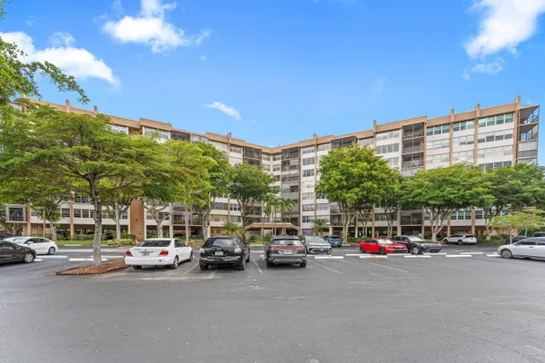 Property Slideshow image 2 of 27 | 1400 saint charles pl 616, Pembroke Pines, FL, 33026