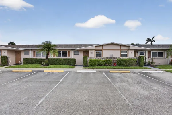 Property Slideshow image 2 of 47 | 2703 dudley dr h, West Palm Beach, FL, 33415