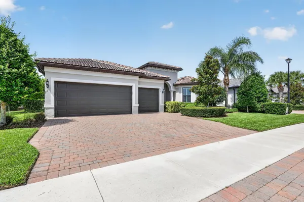 Property Slideshow image 2 of 22 | 604 se monteiro dr, Port St. Lucie, FL, 34984