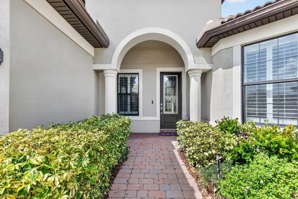 Property Slideshow image 3 of 22 | 604 se monteiro dr, Port St. Lucie, FL, 34984