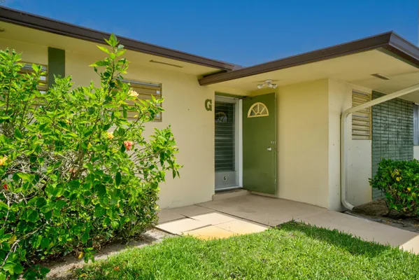 Property Slideshow image 2 of 17 | 2915 crosley dr g, West Palm Beach, FL, 33415