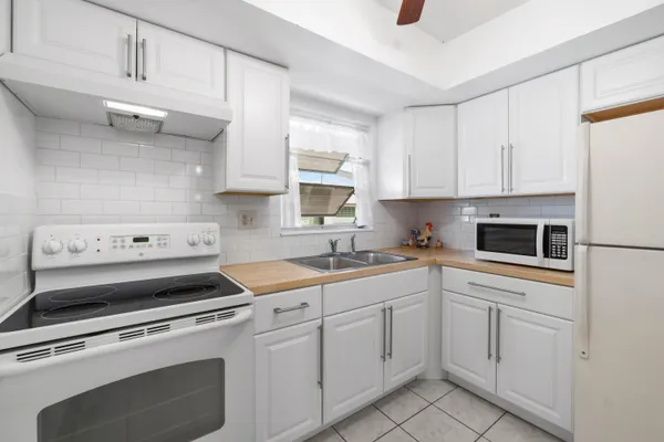 Property Slideshow image 3 of 17 | 2915 crosley dr g, West Palm Beach, FL, 33415