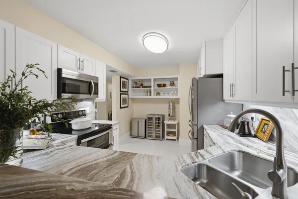 Property Slideshow image 3 of 43 | 7232 fairfax dr 205, Tamarac, FL, 33321