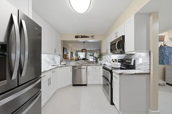 Property Slideshow image 2 of 43 | 7232 fairfax dr 205, Tamarac, FL, 33321