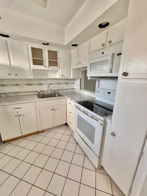 Property Slideshow image 3 of 28 | 209 oxford 200 200, West Palm Beach, FL, 33417