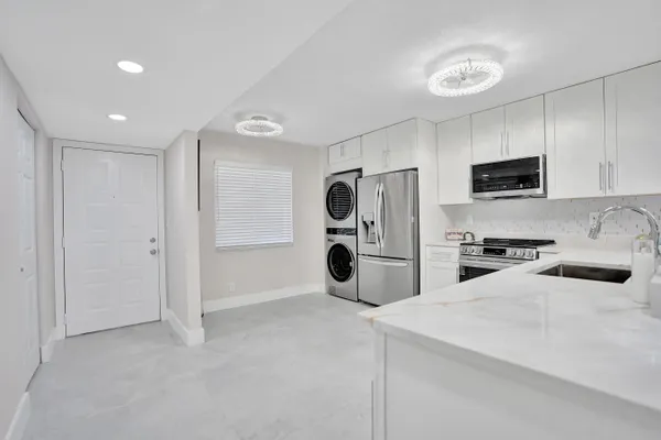 Property Slideshow image 2 of 50 | 7146 huntington ln 402, Delray Beach, FL, 33446