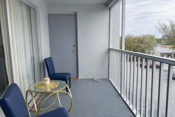 Property Slideshow image 2 of 9 | 215 se 3rd ave 306d, Hallandale Beach, FL, 33009