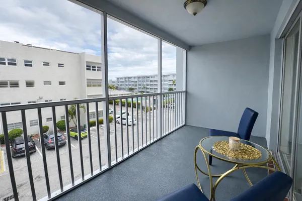 Property Slideshow image 3 of 9 | 215 se 3rd ave 306d, Hallandale Beach, FL, 33009