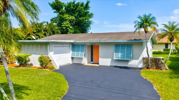 Property Slideshow image 2 of 38 | 10100 nw 71st pl, Tamarac, FL, 33321