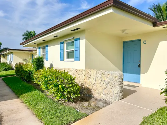 Property Slideshow image 2 of 45 | 2844 crosley dr c, West Palm Beach, FL, 33415